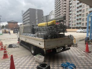 足場材積んだトラック